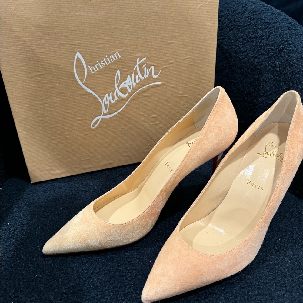 Christian Louboutin| decoltish suede pump in bianco